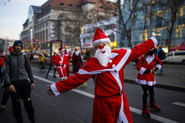 Санта-Клаусы на роликовых коньках и велосипедах устроили шествие по берлинскому бульвару Курфюрстендамм, желая привлечь внимание общественности к своим нуждам и правам - Sputnik Латвия