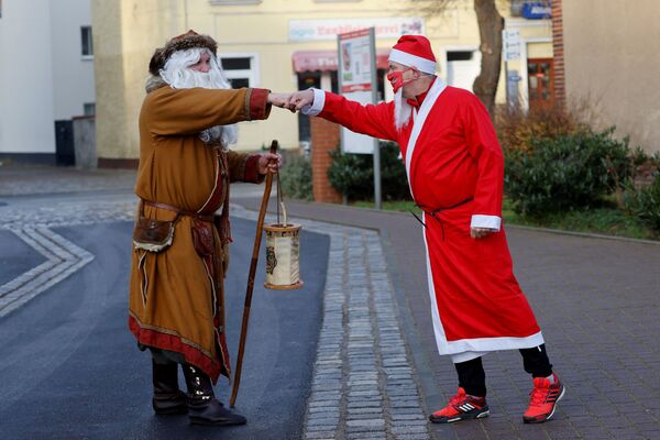 Санта-Клаус с соблюдением санитарных норм готовится к традиционному забегу в коммуне Михендорф недалеко от Берлина - Sputnik Латвия