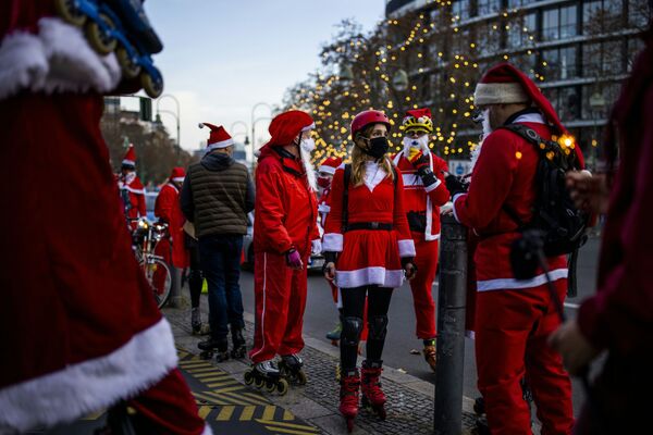 Участники шествия Санта-Клаусов в Берлине - Sputnik Латвия