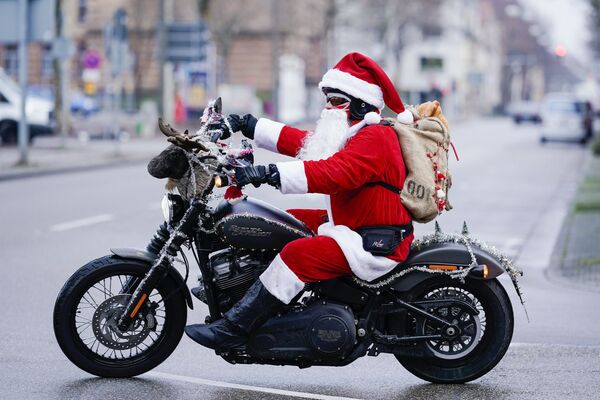 Патрик Кунц, основатель Harley Davidson riding Santas на мотоцикле в немецком городе Ландау. Каждый год участники движения собирают пожертвования для детского хосписа. В этом году из-за коронавируса Санты ездят на Харлеях не в колонне, а по одиночке - Sputnik Латвия