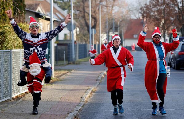 Участники забега Санта-Клаусов в коммуне Михендорф в Германии - Sputnik Латвия