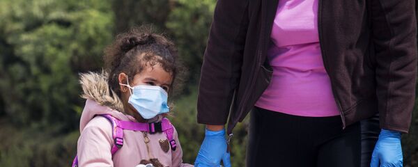 Ребенок в защитной маске - Sputnik Латвия