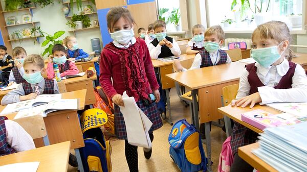 Школьники младших классов в защитных масках - Sputnik Латвия