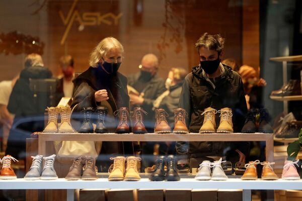 Покупатели в обувном магазине в Праге, Чехия - Sputnik Latvija