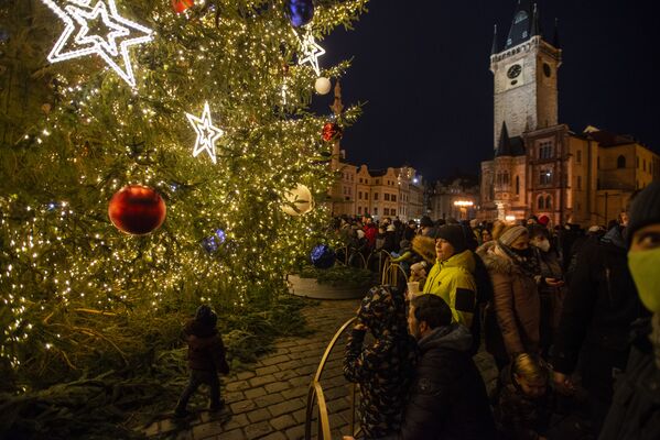 Рождественская ель на Староместской площади в Праге, Чехия - Sputnik Latvija