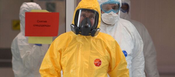  Президент РФ Владимир Путин во время посещения больницы, предназначенной для пациентов с подозрением на коронавирус, в московском посёлке Коммунарка - Sputnik Латвия