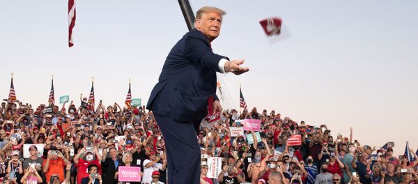 Президент США Дональд Трамп бросает маски своим сторонникам на митинге Сделаем Америку снова великой  Президент США Дональд Трамп бросает маски своим сторонникам на митинге Сделаем Америку снова великой  - Sputnik Latvija