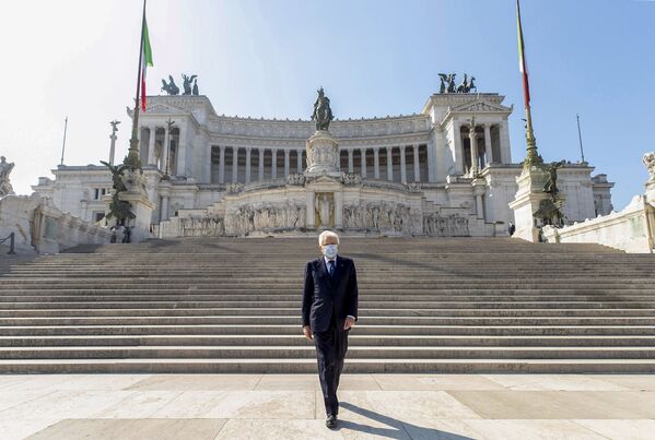 Президент Италии Серджио Маттарелла в маске, спускающийся по лестнице Altare della Patria - Sputnik Латвия