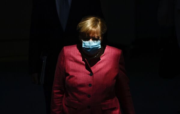 Канцлер Германии Ангела Меркель в защитной маске - Sputnik Латвия