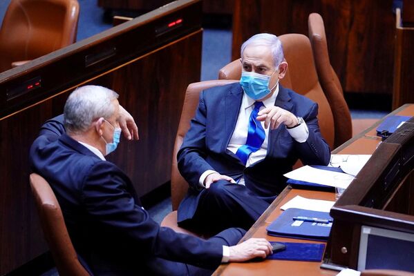 Премьер-министр Израиля Биньямин Нетаньяху и депутат кнессета Бени Ганц в защитных масках - Sputnik Латвия