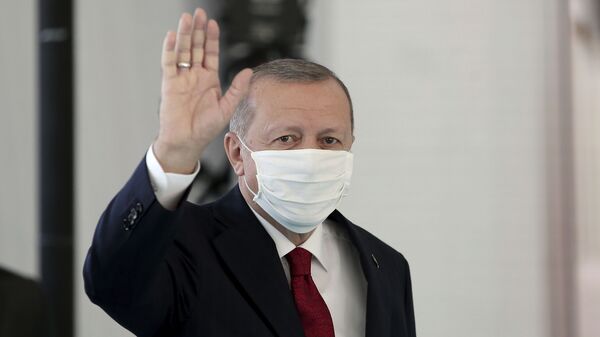 Президент Турции Реджеп Тайип Эрдоган в защитной медицинской маске в одном из госпиталей Стамбула - Sputnik Латвия