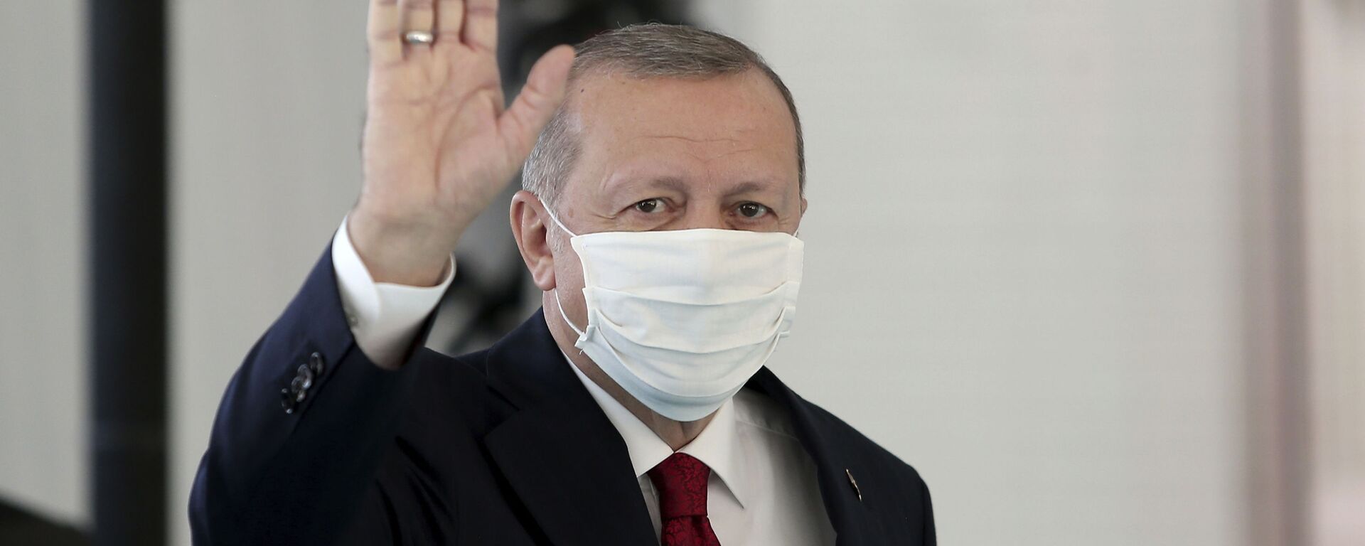 Президент Турции Реджеп Тайип Эрдоган в защитной медицинской маске в одном из госпиталей Стамбула - Sputnik Latvija, 1920, 30.06.2021
