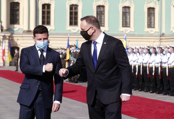 Президент Украины Владимир Зеленский и президент Польши Анджей Дуда во время встречи в Киеве, Украина - Sputnik Латвия