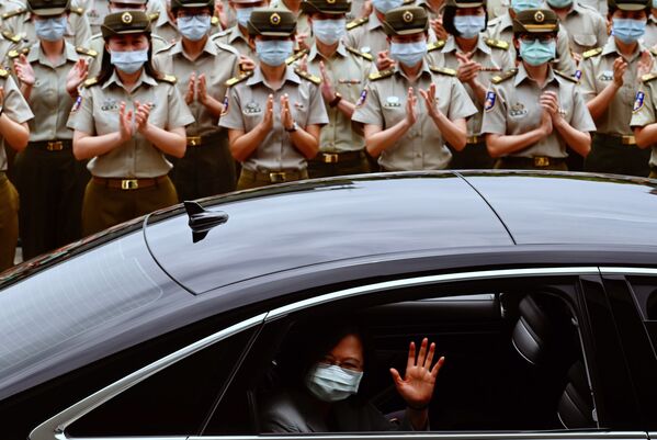 Президент Тайваня Цай Инвэнь в защитной медицинской маске машет рукой из окна служебного автомобиля - Sputnik Латвия