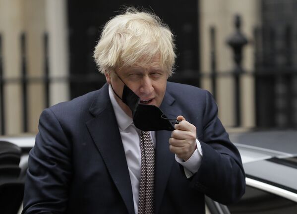 Премьер-министр Великобритании Борис Джонсон снимает маску - Sputnik Латвия