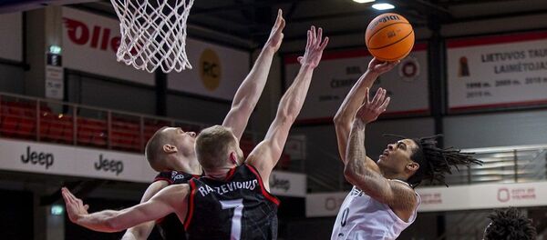 Кайл Олмен сыграл очень полезно, набрав 17 очков и раздав 9 передач Кайл Олмен сыграл очень полезно, набрав 17 очков и раздав 9 передач - Sputnik Латвия