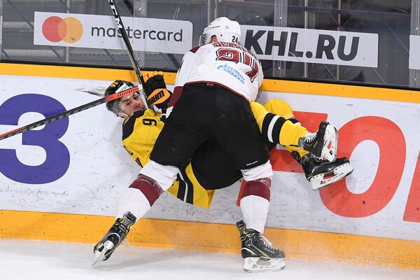 Странное судейство не позволило динамовцам Риги вытащить игру в Череповце Странное судейство не позволило динамовцам Риги вытащить игру в Череповце - Sputnik Латвия