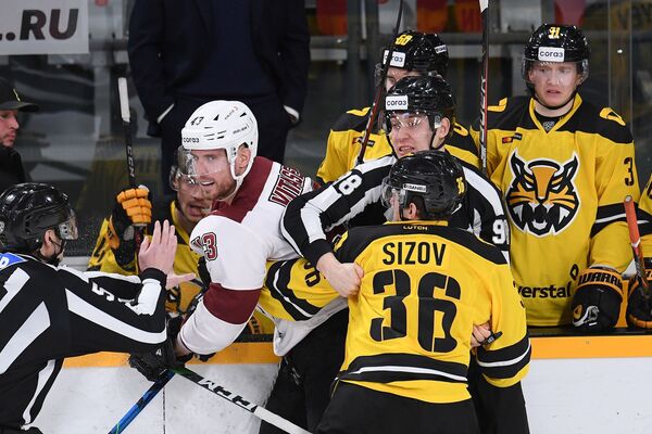 Странное судейство не позволило динамовцам Риги вытащить игру в Череповце Странное судейство не позволило динамовцам Риги вытащить игру в Череповце - Sputnik Латвия