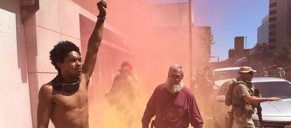 Участники акции протеста в американском Луисвилле - Sputnik Латвия