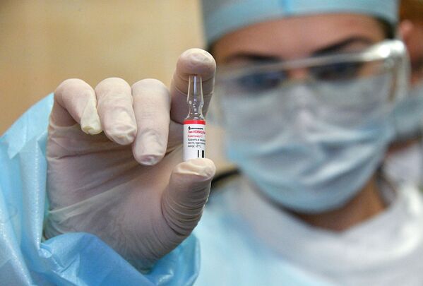 Медицинский работник минской поликлиники проводит вакцинацию добровольцев от COVID-19 российским препаратом Спутник V - Sputnik Латвия