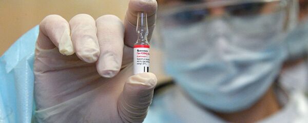 Медицинский работник минской поликлиники проводит вакцинацию добровольцев от COVID-19 российским препаратом Спутник V - Sputnik Латвия