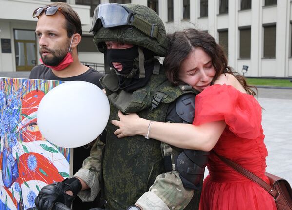 Участники акции протеста и военнослужащий в Минске - Sputnik Латвия