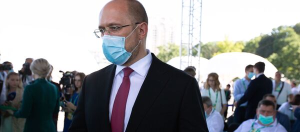 Премьер-министр Украины Денис Шмыгаль на съезде партии Слуга народа в Киеве. - Sputnik Латвия