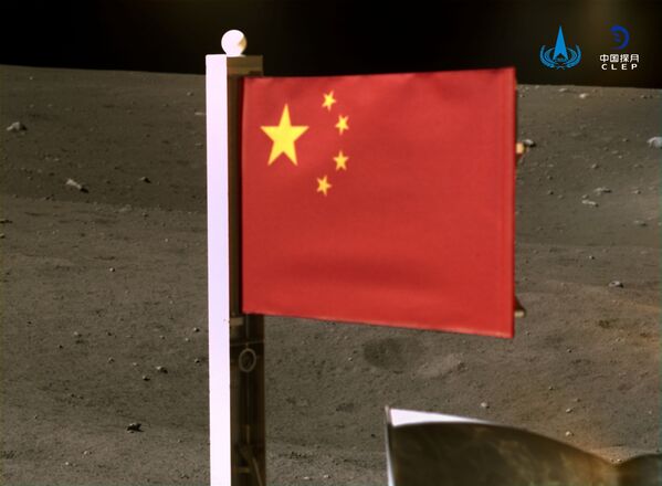 Ķīnas valsts karogs uz Mēness 4. decembrī - Sputnik Latvija
