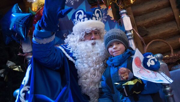 Дед Мороз принимает подарок от мальчика - Sputnik Латвия