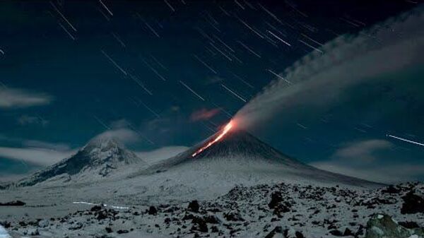 Раскаленная лава на заснеженных склонах: на Камчатке проснулся вулкан Ключевская сопка - Sputnik Латвия