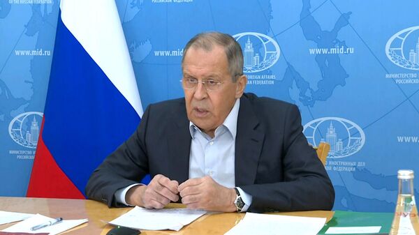 Снять санкции, а не искать крайних: Путин объяснил Западу, как бороться с пандемией - Sputnik Латвия