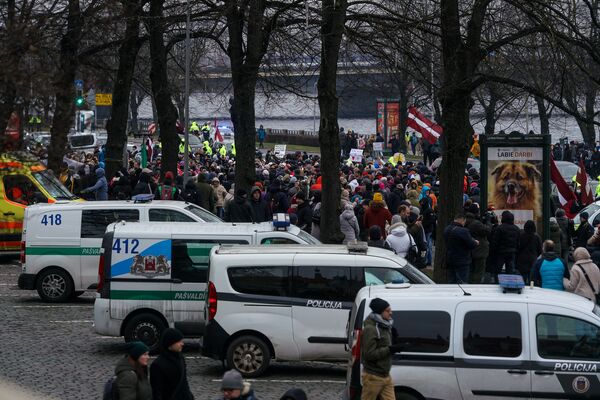 Нападение на полицейского, задержания, требования смены правительства: протесты в Риге Нападение на полицейского, задержания, требования смены правительства: протесты в Риге - Sputnik Латвия