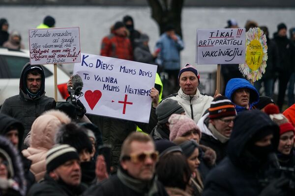 Народа мало, задержаны пьяные, виноваты провокаторы: власти Латвии о протестах в Риге - Sputnik Латвия