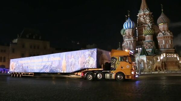 В Кремль привезли главную новогоднюю ель страны - Sputnik Латвия