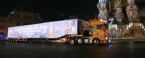 В Кремль привезли главную новогоднюю ель страны - Sputnik Латвия