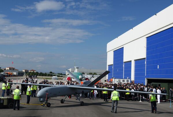 Первый в Турции беспилотный самолет Anka или Phoenix во время церемонии выкатки в TAI - Turkish Aerospace Space Industries Inc., недалеко от Анкары - Sputnik Латвия