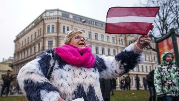 Акция протеста на набережной 11 Ноября в Риге против ограничений в связи с пандемией COVID-19 - Sputnik Латвия