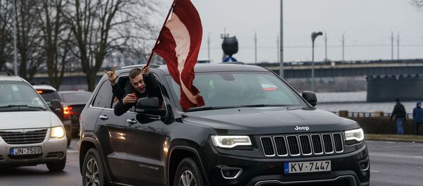 Акция протеста на набережной 11 ноября в Риге против ограничений в связи с пандемией COVID-19 Акция протеста на набережной 11 ноября в Риге против ограничений в связи с пандемией COVID-19 - Sputnik Latvija
