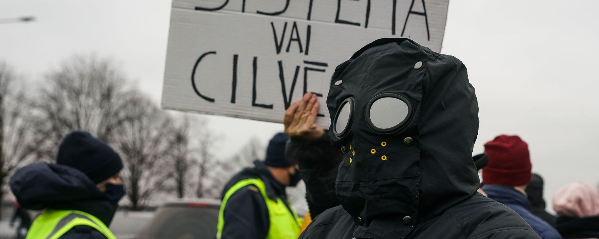 Плакат Система или человек. Акция протеста на набережной 11 Ноября в Риге против ограничений в связи с пандемией COVID-19 - Sputnik Латвия, 1920, 08.07.2021