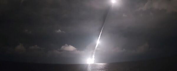 Залп четырьмя баллистическими ракетами Булава с борта новейшей подлодки Владимир Мономах Залп четырьмя баллистическими ракетами Булава с борта новейшей подлодки Владимир Мономах - Sputnik Latvija