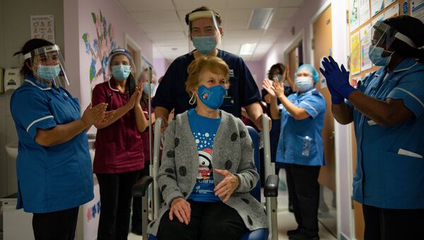 Персонал больницы аплодирует Маргарет Кинан, которая первой в Британии вакцинировалась от COVID-19 - Sputnik Латвия