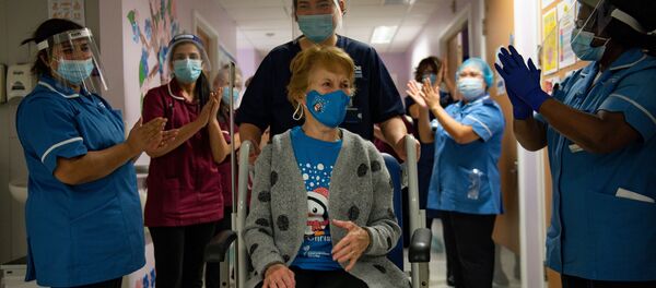 Персонал больницы аплодирует Маргарет Кинан, которая первой в Британии вакцинировалась от COVID-19 - Sputnik Латвия