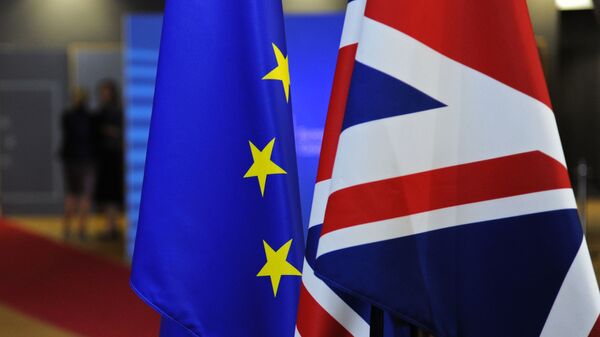 Флаги Евросоюза и Великобритании перед началом саммита ЕС в Брюсселе - Sputnik Латвия