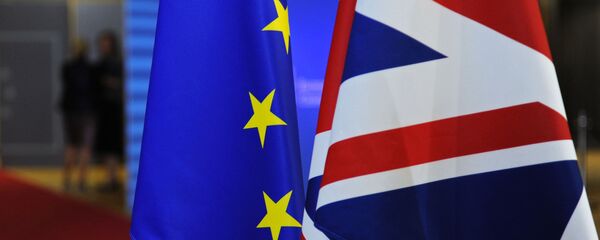 Флаги Евросоюза и Великобритании перед началом саммита ЕС в Брюсселе Флаги Евросоюза и Великобритании перед началом саммита ЕС в Брюсселе - Sputnik Latvija
