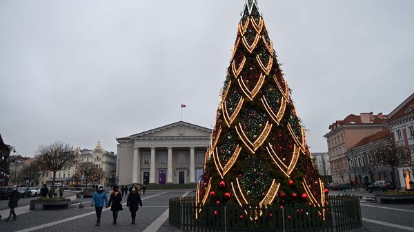 Рождественская елка на Ратушной площади Вильнюса - Sputnik Латвия