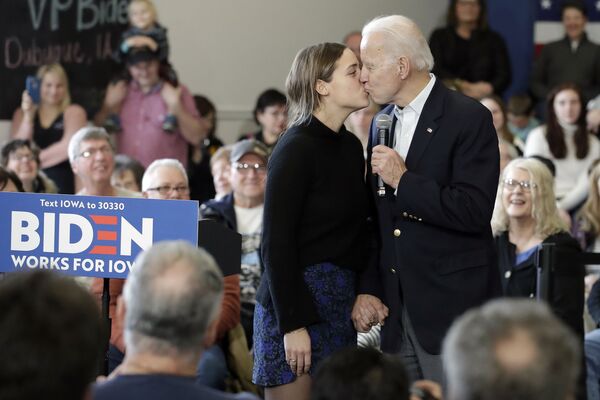 Джо Байден целует свою внучку на президентской кампании  - Sputnik Латвия