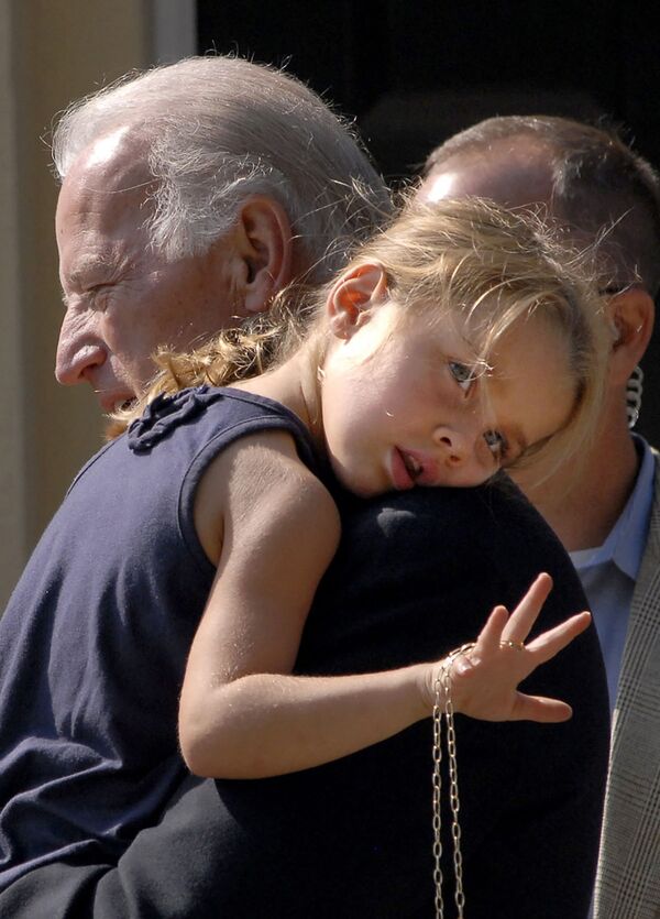 Сенатор Джо Байден с внучкой после церковной службы, 2008 год  - Sputnik Латвия