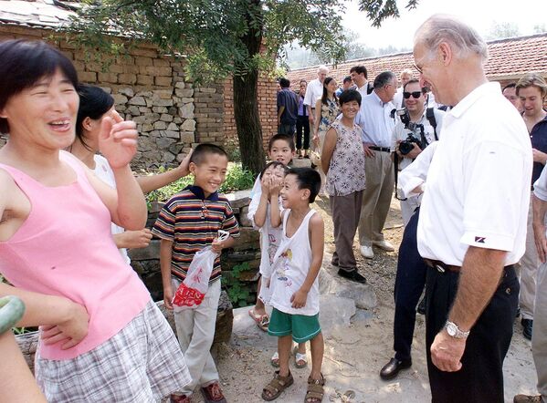 Председатель комитета сената США по международным отношениям Джо Байден во время визита в деревню Янзико на севере Китая  - Sputnik Латвия
