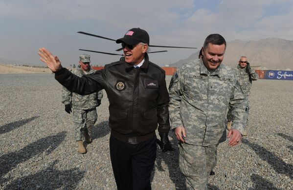 Вице-президент США Джо Байден в учебном центре Афганской национальной армии (АНА) в Кабуле, 2011 год  - Sputnik Латвия