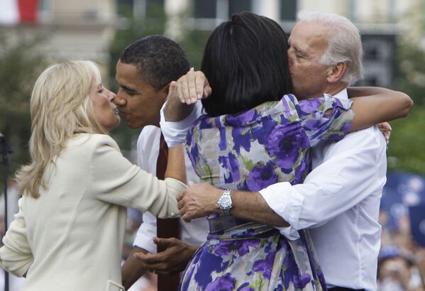 Кандидат в президенты Барак Обама и кандидат в вице-президенты Джо Байден с женами, 2008 год  - Sputnik Латвия